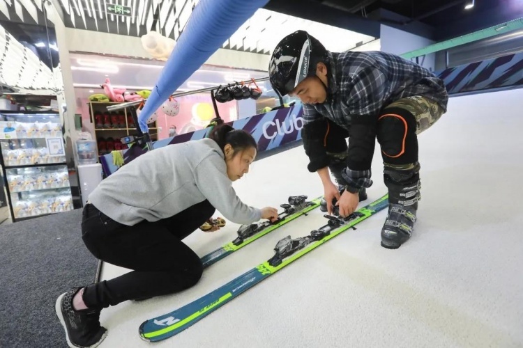 买房、买装备“雪友”撑起万亿冰雪市场！