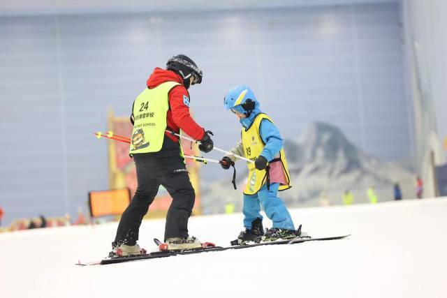 国产滑雪服成冰雪市场新宠功能与时尚兼具