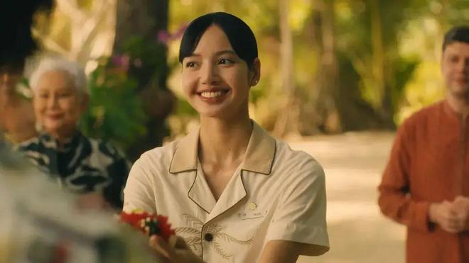 Lisa现身《白莲花》首映LV三公子低调守护再同框邮轮度假被偶遇网友直呼太甜了！(图4)