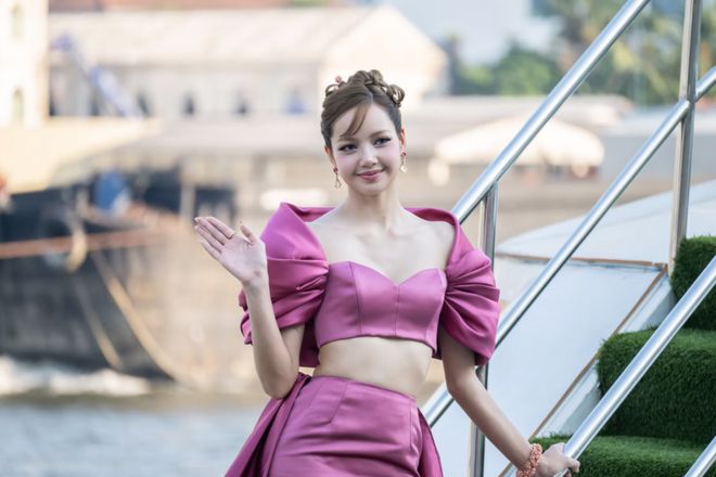 Lisa现身《白莲花》首映LV三公子低调守护再同框邮轮度假被偶遇网友直呼太甜了！(图9)