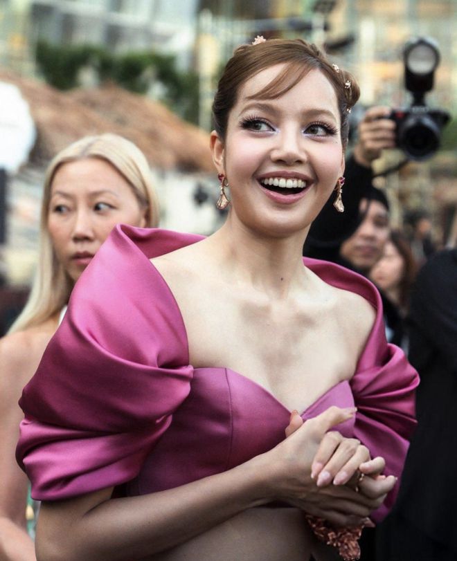 Lisa现身《白莲花》首映LV三公子低调守护再同框邮轮度假被偶遇网友直呼太甜了！(图8)