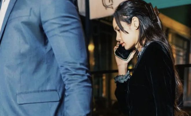 Lisa现身《白莲花》首映LV三公子低调守护再同框邮轮度假被偶遇网友直呼太甜了！(图16)
