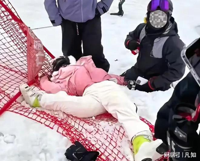 女子滑雪腿部严重变形昏迷雪场紧急加装防护垫！施救人恐担责！(图4)
