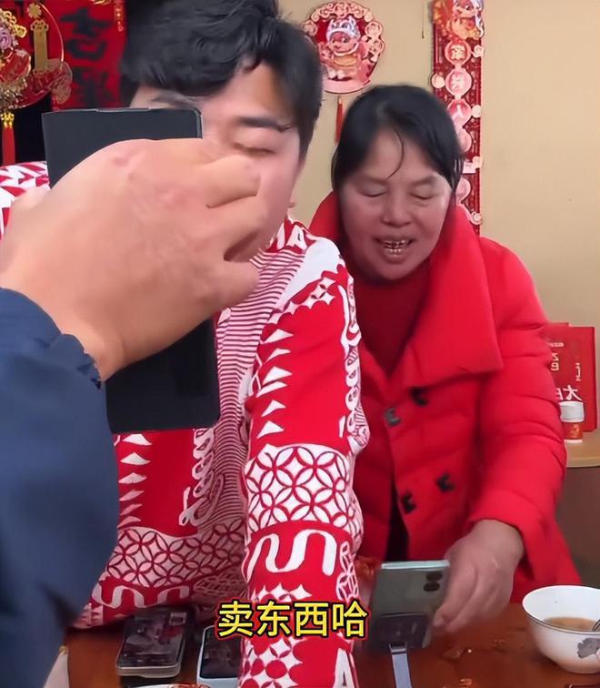 全红婵视频连线妈妈上直播！全哥炸虾饼喂奶奶爷爷笑得合不拢嘴(图2)