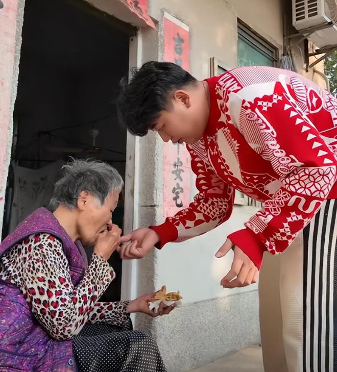 全红婵视频连线妈妈上直播！全哥炸虾饼喂奶奶爷爷笑得合不拢嘴(图4)