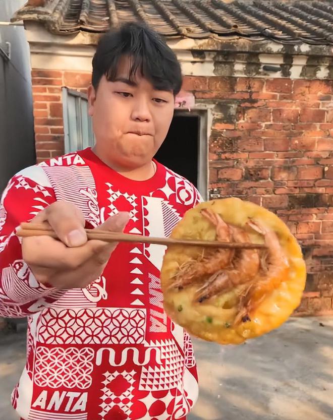 全红婵视频连线妈妈上直播！全哥炸虾饼喂奶奶爷爷笑得合不拢嘴(图3)