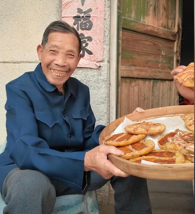 全红婵视频连线妈妈上直播！全哥炸虾饼喂奶奶爷爷笑得合不拢嘴(图5)
