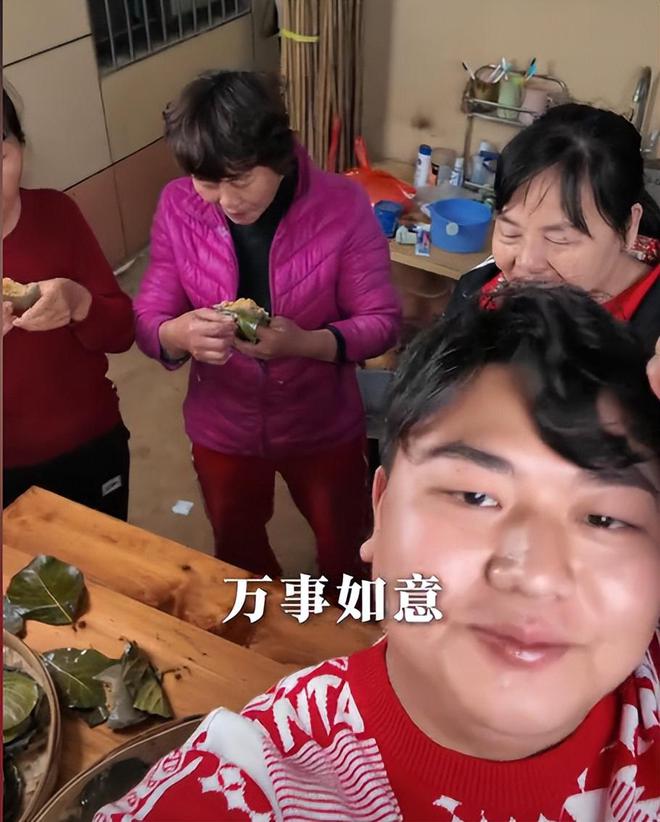 全红婵视频连线妈妈上直播！全哥炸虾饼喂奶奶爷爷笑得合不拢嘴(图7)