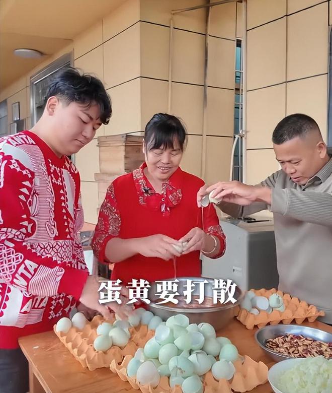 全红婵视频连线妈妈上直播！全哥炸虾饼喂奶奶爷爷笑得合不拢嘴(图6)