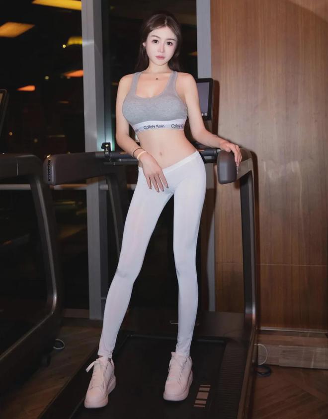 林幼一放大招白色半透明瑜伽裤杀疯了健身房的美态惊艳到失控(图6)