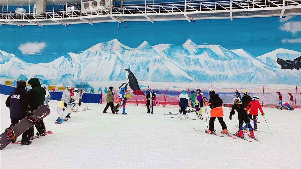 四川“滑雪”热度狂飙45%！寒假成都青少年滑雪培训火热