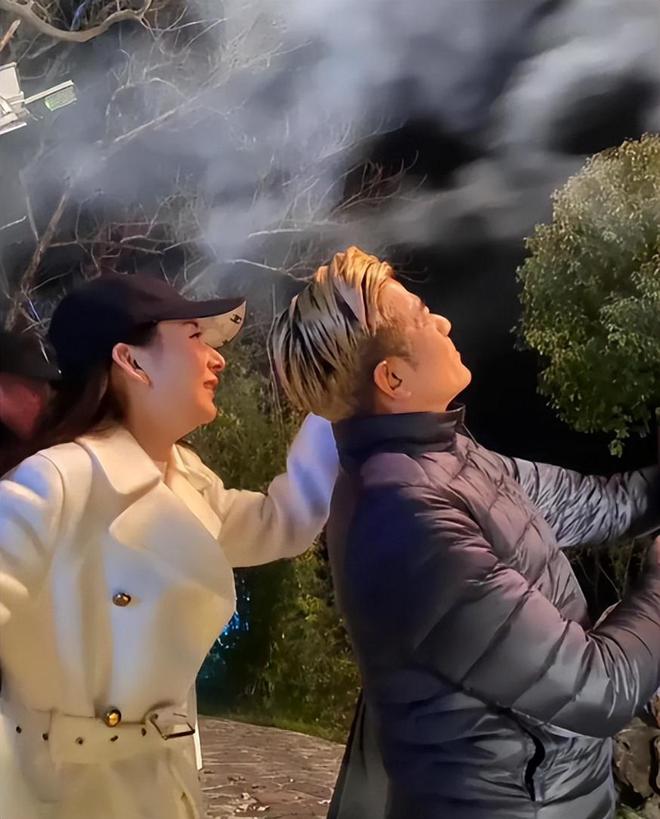 昔日为嫁大22岁巨星被逼签婚前协议今八年已过她终于扬眉吐气(图3)