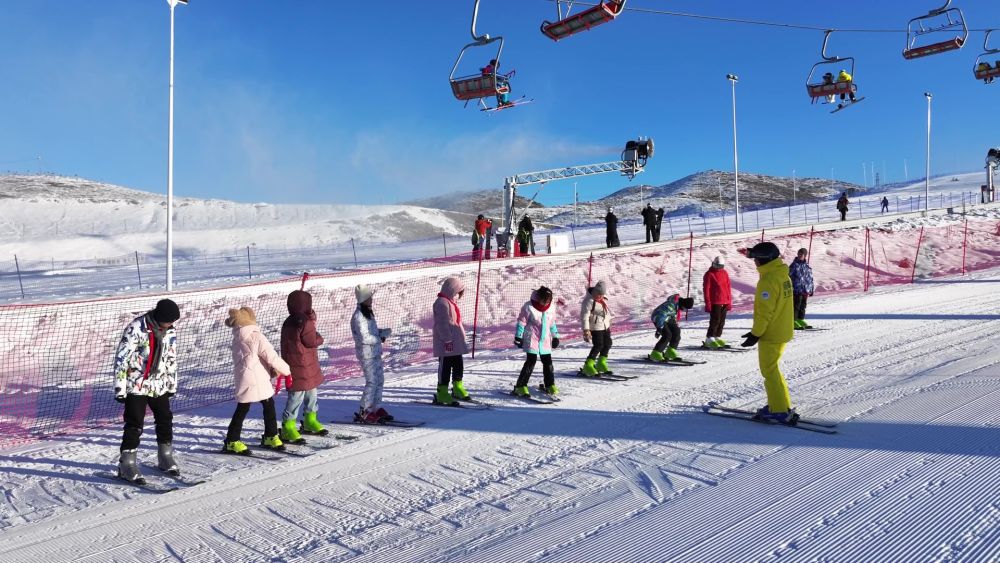 新春走基层 在人类滑雪起源地 上“最幸福的体育课”