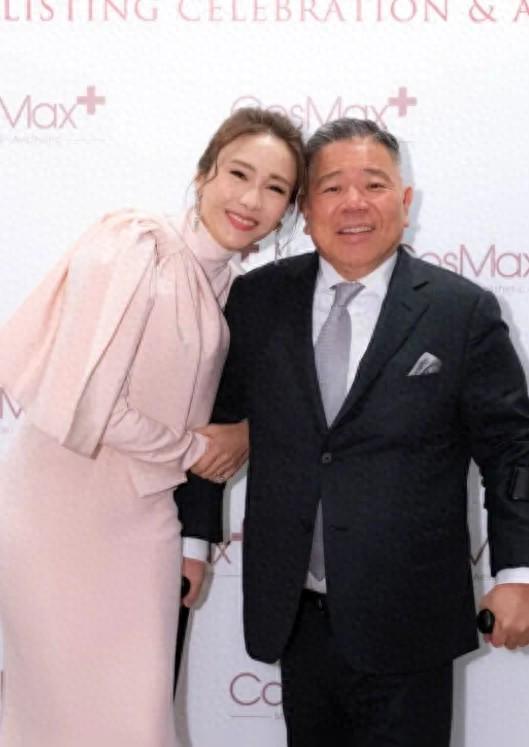 53岁黎姿还是童颜脸穿粉裙show少女身材与富商老公合影秀恩爱