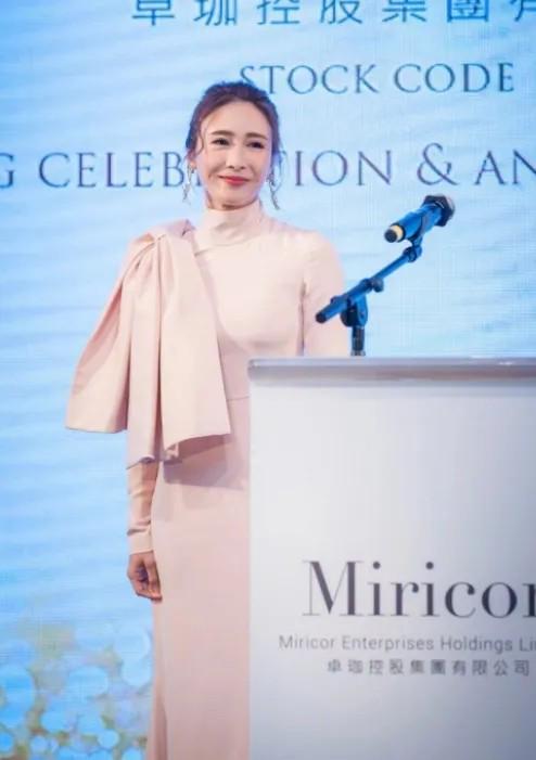 53岁黎姿还是童颜脸穿粉裙show少女身材与富商老公合影秀恩爱(图5)