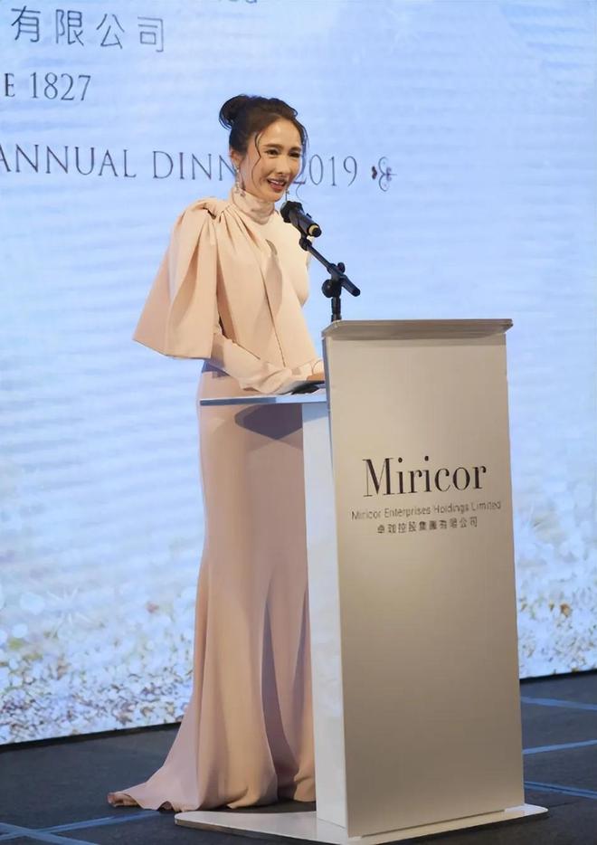 53岁黎姿还是童颜脸穿粉裙show少女身材与富商老公合影秀恩爱(图3)