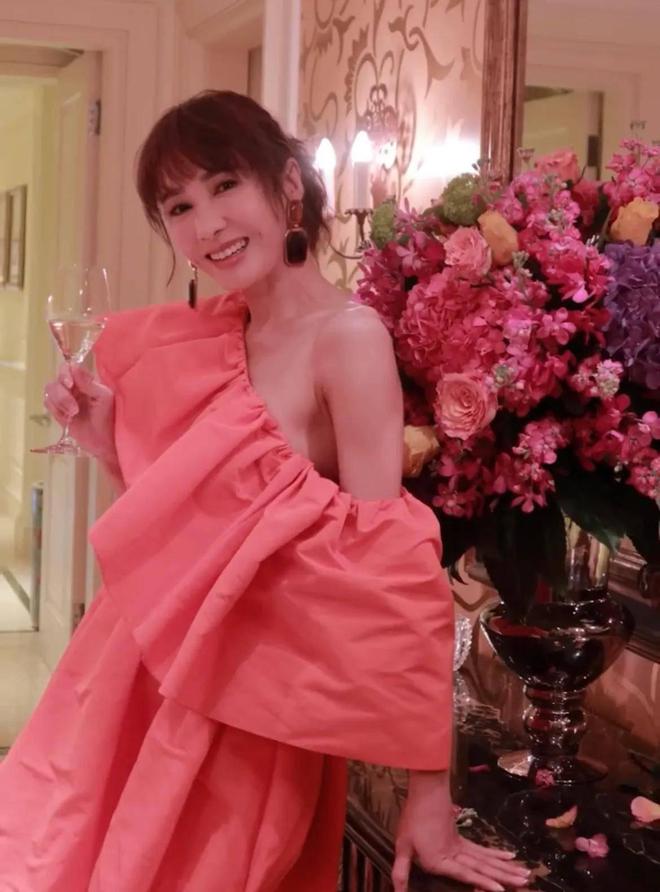 53岁黎姿还是童颜脸穿粉裙show少女身材与富商老公合影秀恩爱(图8)