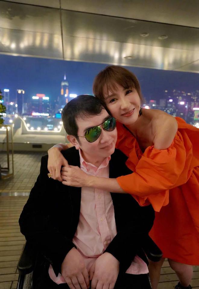 53岁黎姿还是童颜脸穿粉裙show少女身材与富商老公合影秀恩爱(图10)