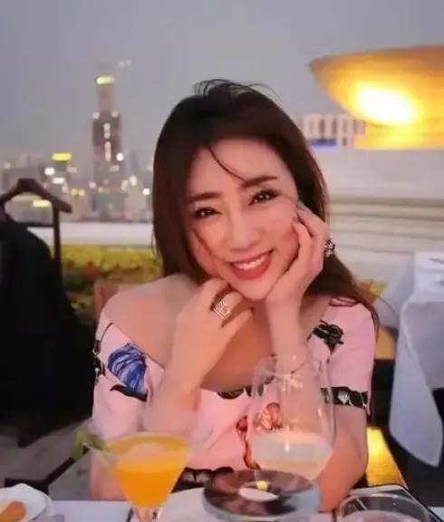 海一天：不靠当领导的父亲46岁才走红娶二婚妻子待继子如亲生(图34)