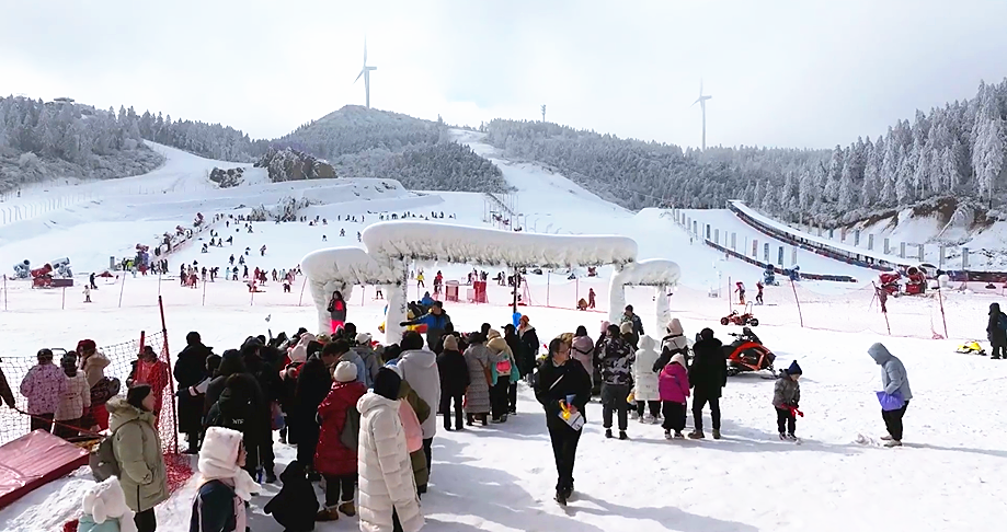 冰雪“热效应” 看重庆冰雪运动如何点燃区域经济发展新引擎(图2)
