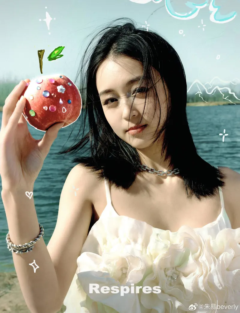 流言板]花滑运动员朱易晒杂志写真：在原野中听自然的声音