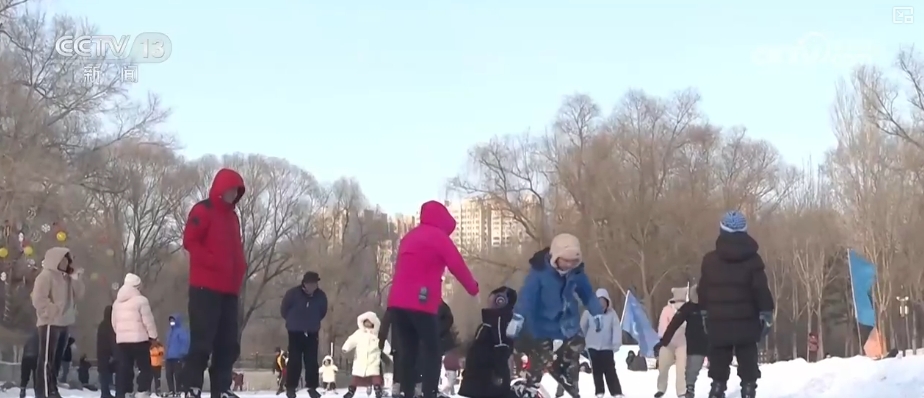 赏冰乐雪氛围好！亚冬会带动群众冰雪运动热情 冰雪热更上一层楼(图2)