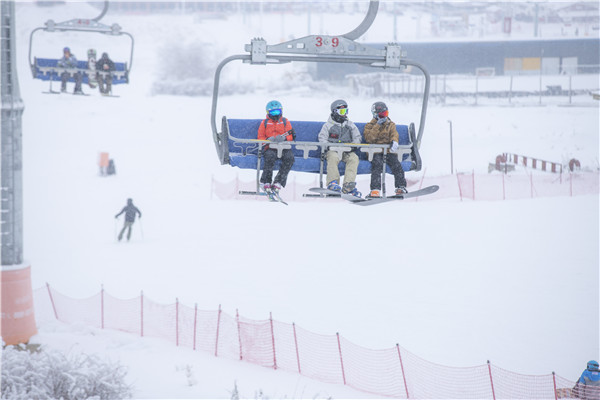 冷资源“热”起来新疆本土冰雪设备制造企业迎来新机遇