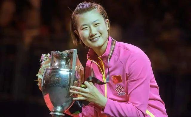 柳承敏晒出与丁宁合影速滑女神张虹也在配文：3个奥运会冠军(图2)