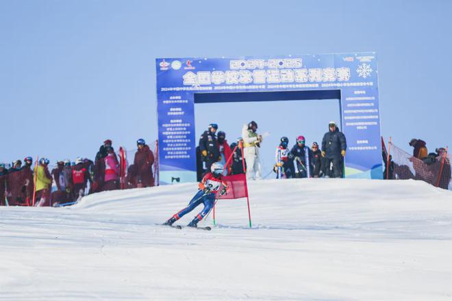 2024-2025全国学校冰雪运动系列竞赛四项赛事在江城落幕(图2)