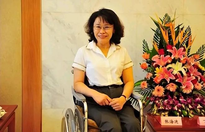 张海迪是个谜！1955年出生身患多种疾病如今不仅面色红润