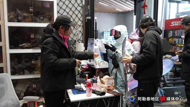 一场春雪过后 新疆阿勒泰雪具再次开启热销模式(图3)
