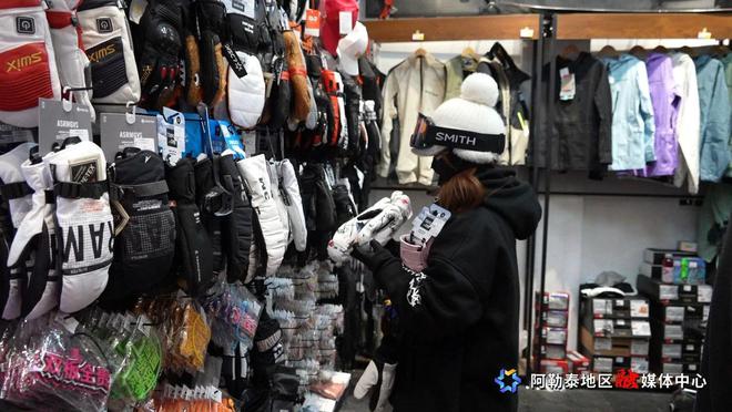 一场春雪过后 新疆阿勒泰雪具再次开启热销模式(图2)