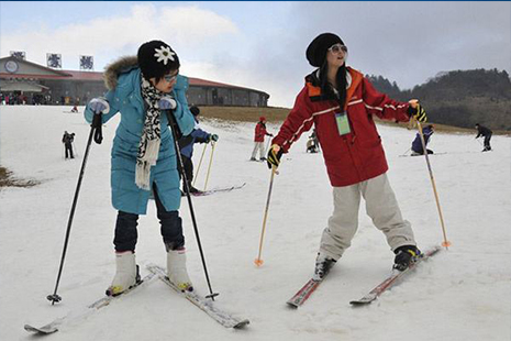 从单一滑雪目的地到冰雪产业枢纽冬奥遗产激活冰雪经济新引擎