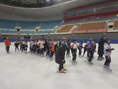 体教融合育新苗 冰雪筑梦少年强！吉林市第一实验小学开启春日冰上成长课堂(图2)