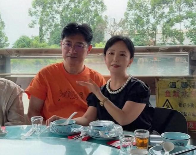 63岁黄安在福州为二婚老婆庆生现任比他小9岁漂亮会撒娇(图1)