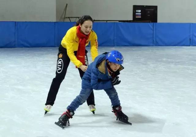 83岁银发滑者勇夺冠军！宝清“双滑”运动成全民健身新宠(图1)