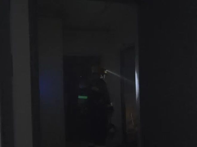 赞！居民家中突发火情 3分钟响应疏散被困人员(图1)