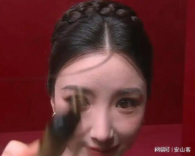 芭莎之夜被镜头签吓坏杨幂不敢露脸只有赵今麦扛住了！(图10)