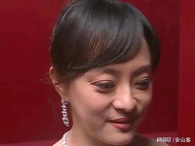 芭莎之夜被镜头签吓坏杨幂不敢露脸只有赵今麦扛住了！(图2)