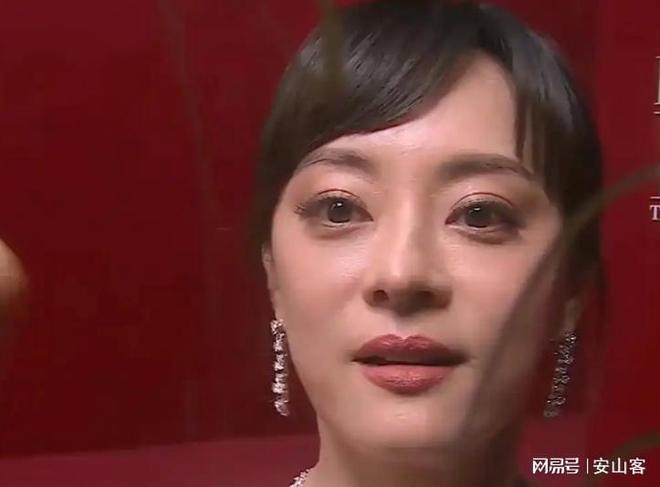 芭莎之夜被镜头签吓坏杨幂不敢露脸只有赵今麦扛住了！