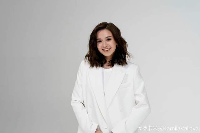 瓦利耶娃的白连衣裙近照引粉丝热议她已开始为花滑教练生涯布局(图3)