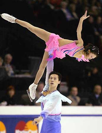 大陆冰球联赛时隔六年回归中国！福帅进球气氛热烈花滑巨星变身“悟空”(图1)