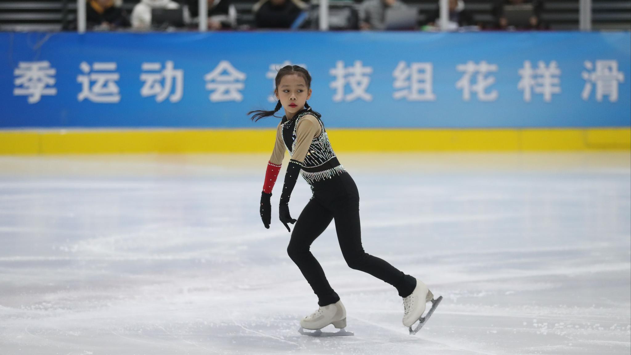 闪耀世青赛！北京中学生花样滑冰选手创14年最佳战绩(图1)